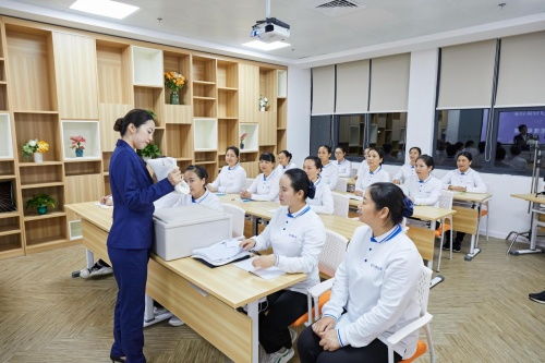 輕喜到家 互聯(lián)網(wǎng)自營家政如何顛覆傳統(tǒng)中介模式